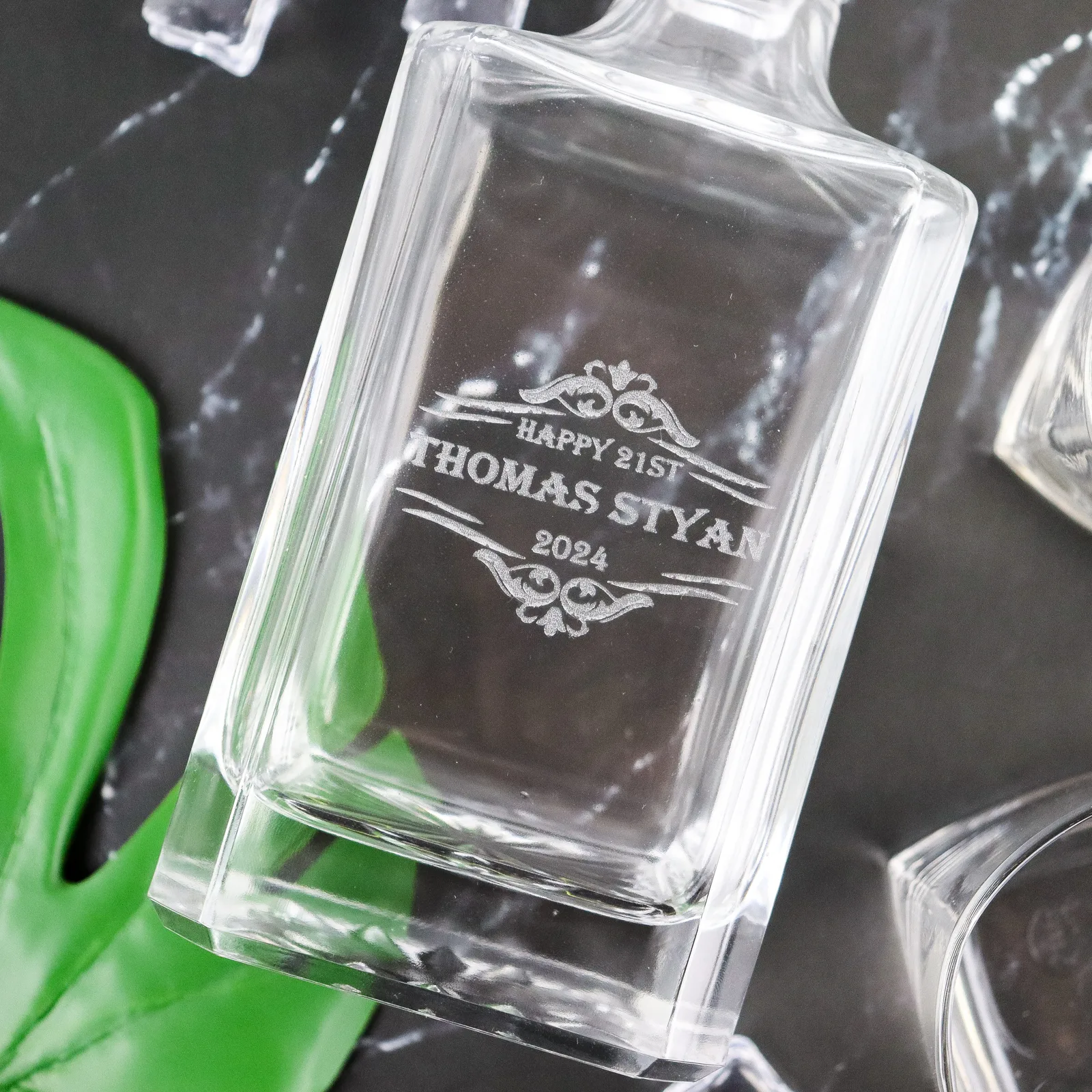 Fancy vintage boxed decanter set with two glasses 6 Fancy vintage boxed decanter set with two glasses