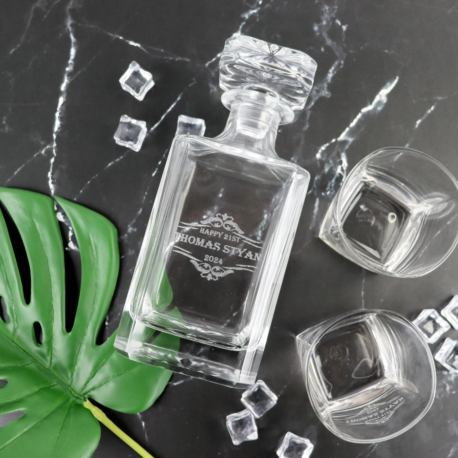 Fancy vintage boxed decanter set with two glasses 3 Fancy vintage boxed decanter set with two glasses