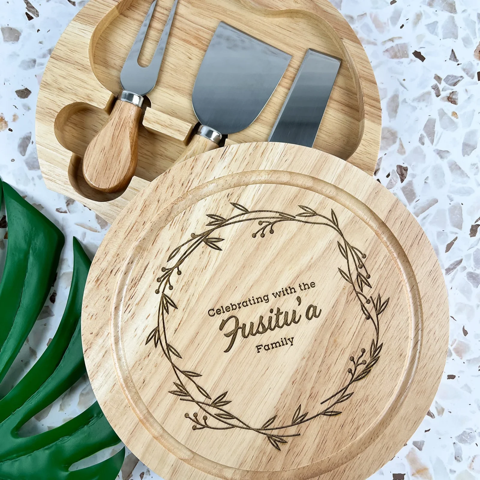 Family wreath rotating cheese set